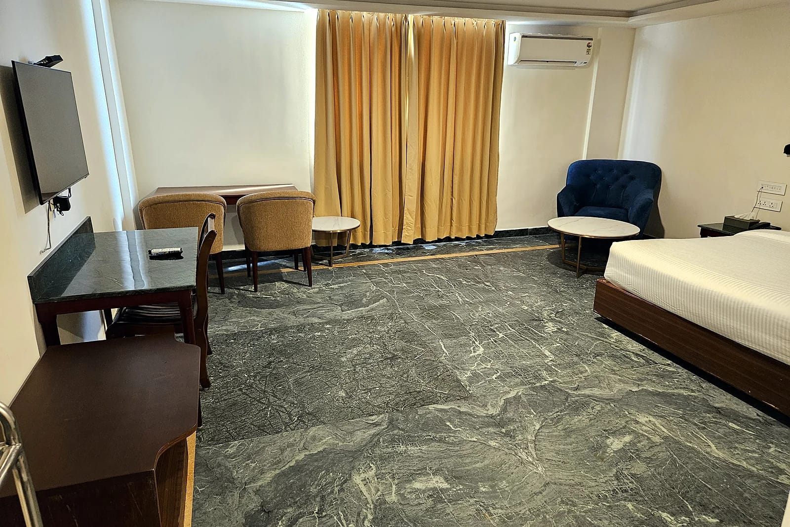 KR Inn Narasapura — Room with seating area
