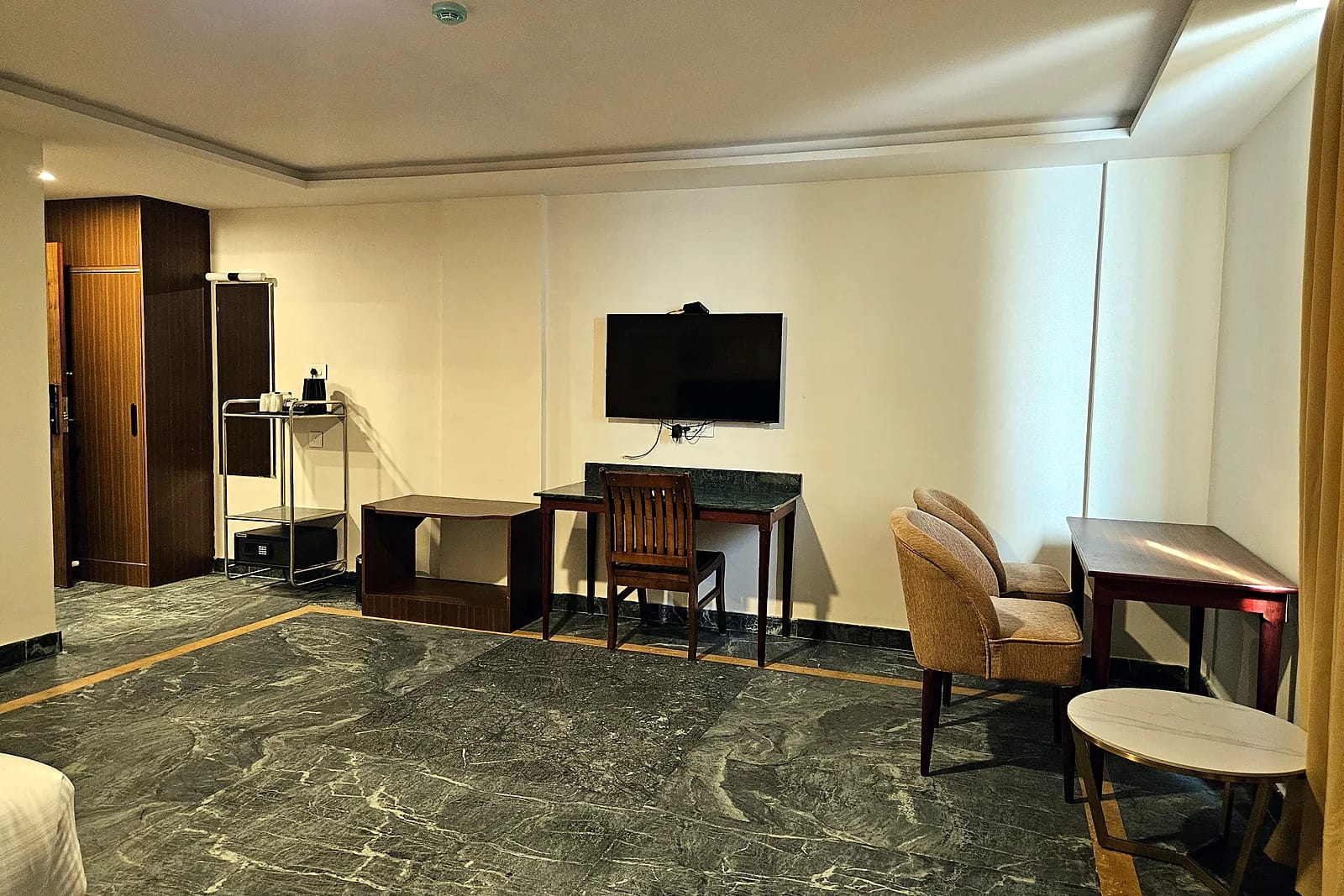KR Inn Narasapura — Room with work desk