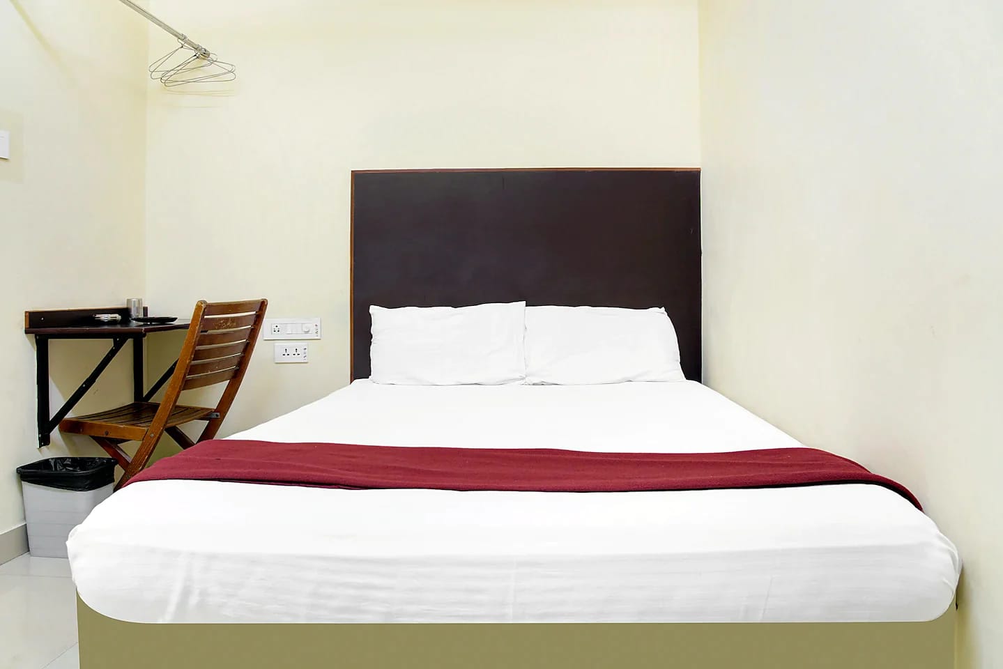Nisarga Inn Tinfactory — Deluxe room with desk
