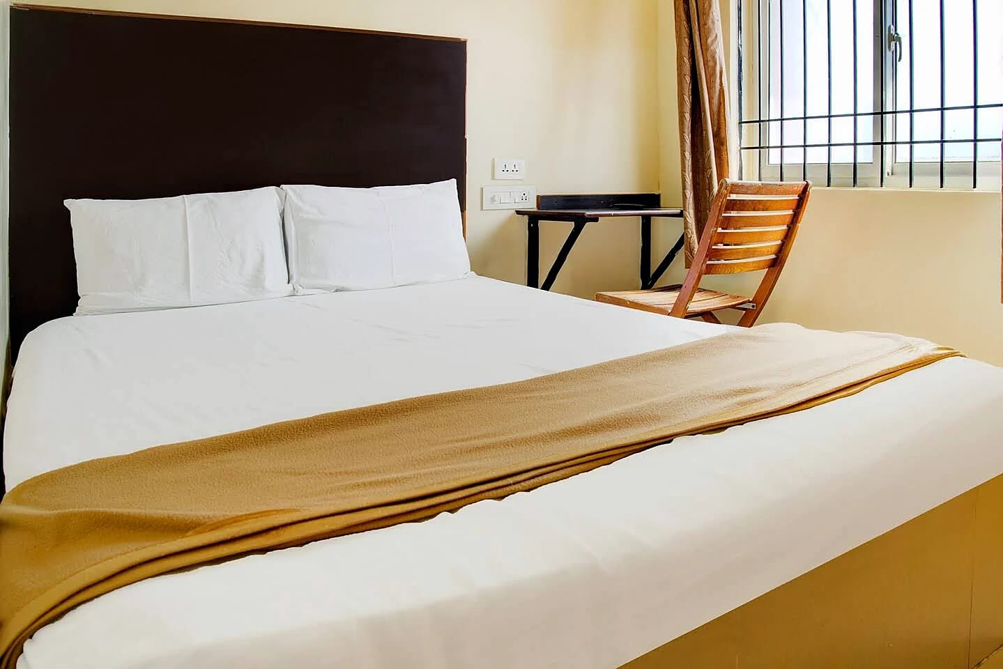 Nisarga Inn Tinfactory — Deluxe AC room, double bed