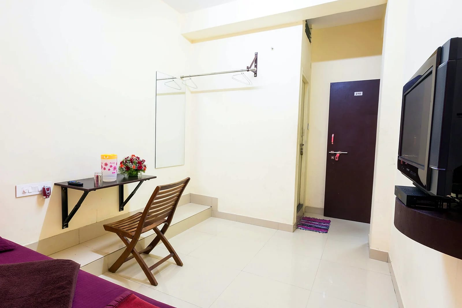 Nisarga Inn Tinfactory — Room with TV